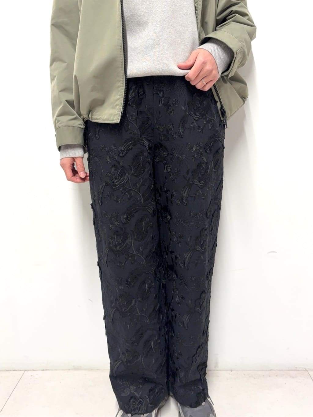 Nishijimaさんの「DRESSTERIOR｜【ウォッシャブル/ウエストゴム】コットンエンブロイダリー イージーパンツ」を使ったコーディネート