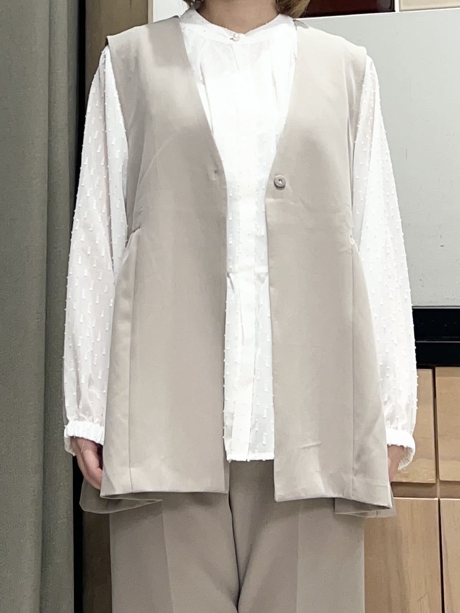 かのさんの「THE SHOP TK｜【通勤・きちんと見えに】ダブルクロス ペプラムジレ/セットアップ可」を使ったコーディネート