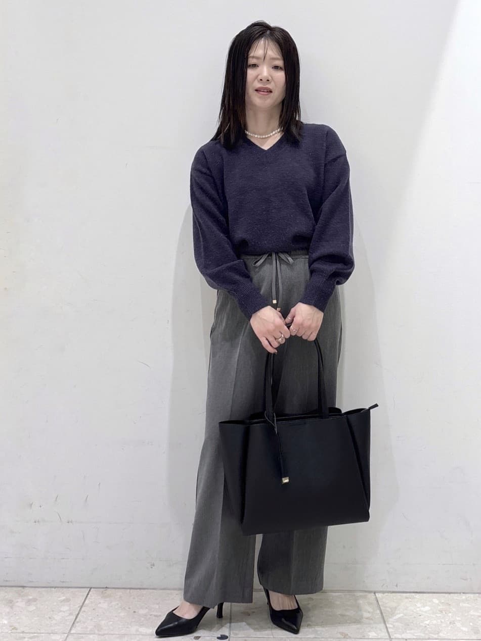 mameさんの「OPAQUE.CLIP｜Vネックラメニット【洗濯機OK】」を使ったコーディネート