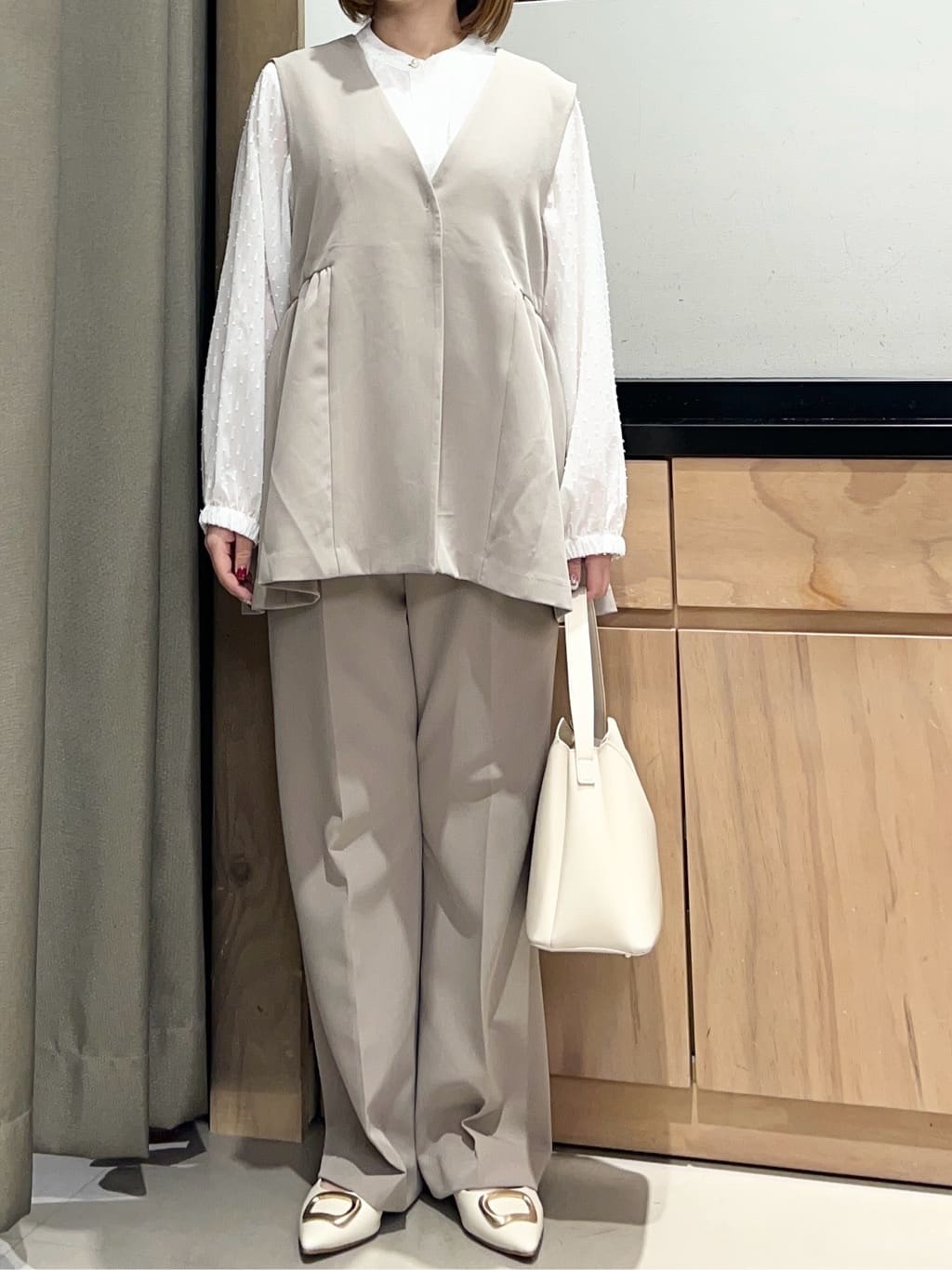 かのさんの「THE SHOP TK｜【通勤・きちんと見えに】ダブルクロス ペプラムジレ/セットアップ可」を使ったコーディネート