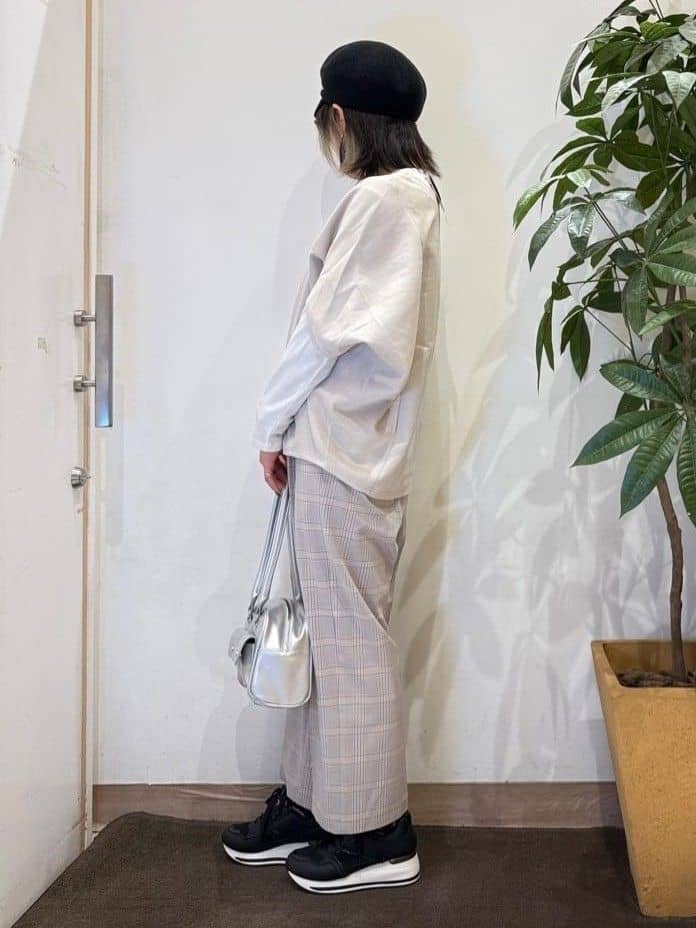 misakiさんの「SHOO･LA･RUE｜【体型カバー/2点セット】ポンチョ風 スエードライクトップス+ロンT」を使ったコーディネート