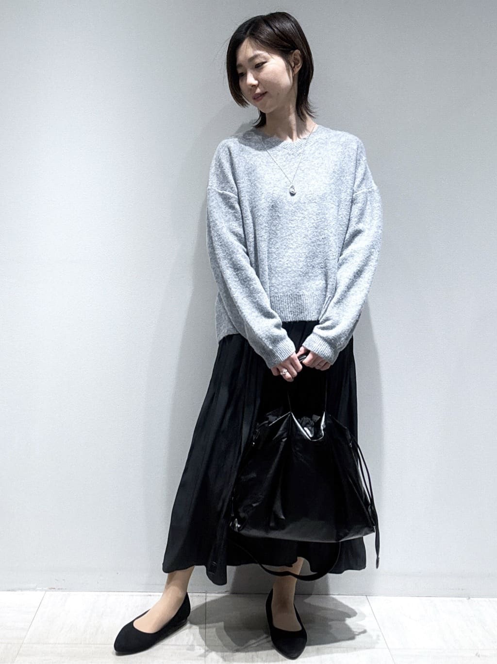まちこさんの「Reflect｜【選べる5色／ゆったりシルエット】Vネックスパンコールニット」を使ったコーディネート