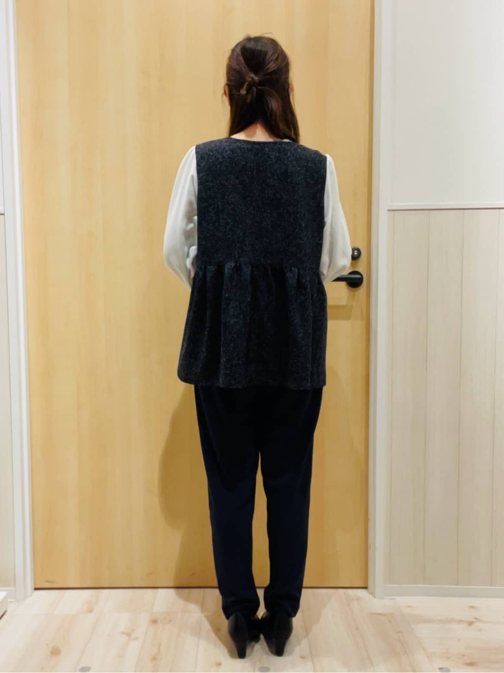 minamiさんの「SHOO･LA･RUE｜【洗濯機可/セットアップ可/S-3L】きちんと楽に。カットジョーゼット テーパードパンツ」を使ったコーディネート