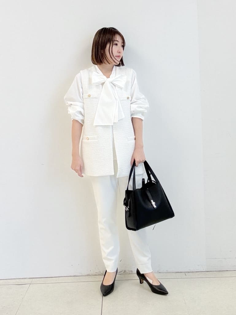 yoshiyaさんの「INDIVI｜【褒められパンツ／高ストレッチ】タックテーパードパンツ」を使ったコーディネート