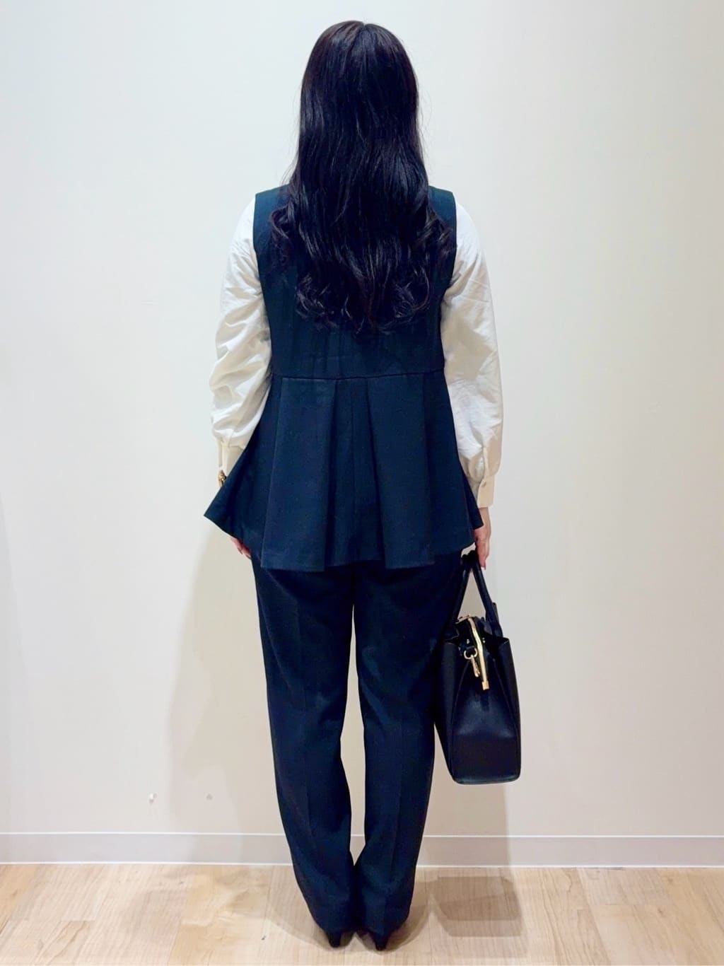 minamiさんの「grove｜【マシンウォッシュ/防シワ】袖ドッキングペプラムブラウス【着回しカセット】」を使ったコーディネート