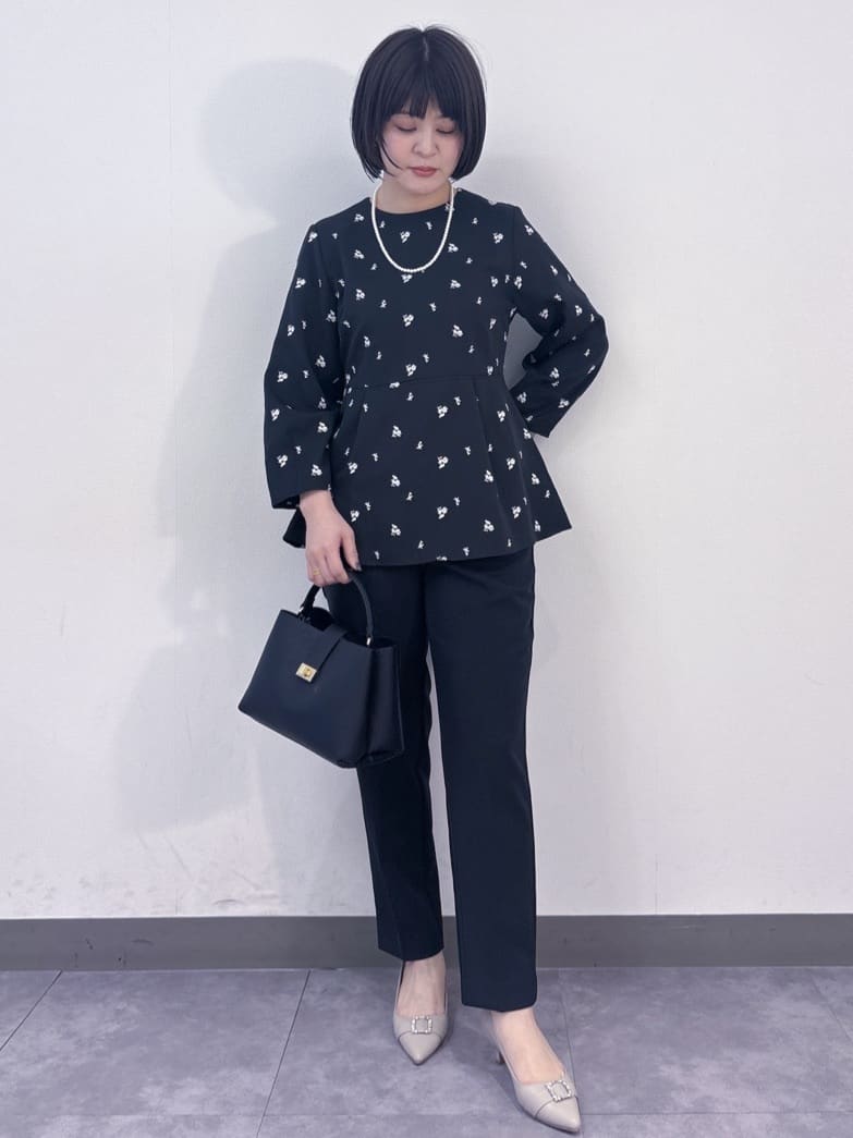 misaさんの「OPAQUE.CLIP｜フラワー刺繍ペプラムブラウス【洗濯機OK】」を使ったコーディネート