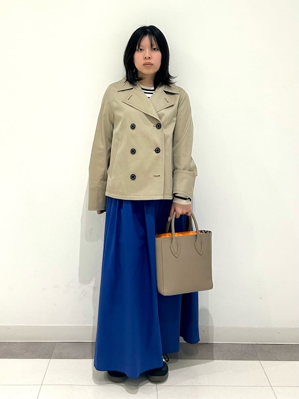 とりみさんの「DRESSTERIOR｜【ウォッシャブル/撥水素材】Aラインショートトレンチジャケット」を使ったコーディネート