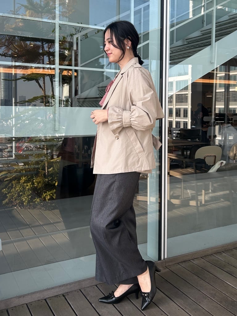 shinoさんの「Couture brooch｜【撥水・洗える】ハーフ トレンチコート」を使ったコーディネート