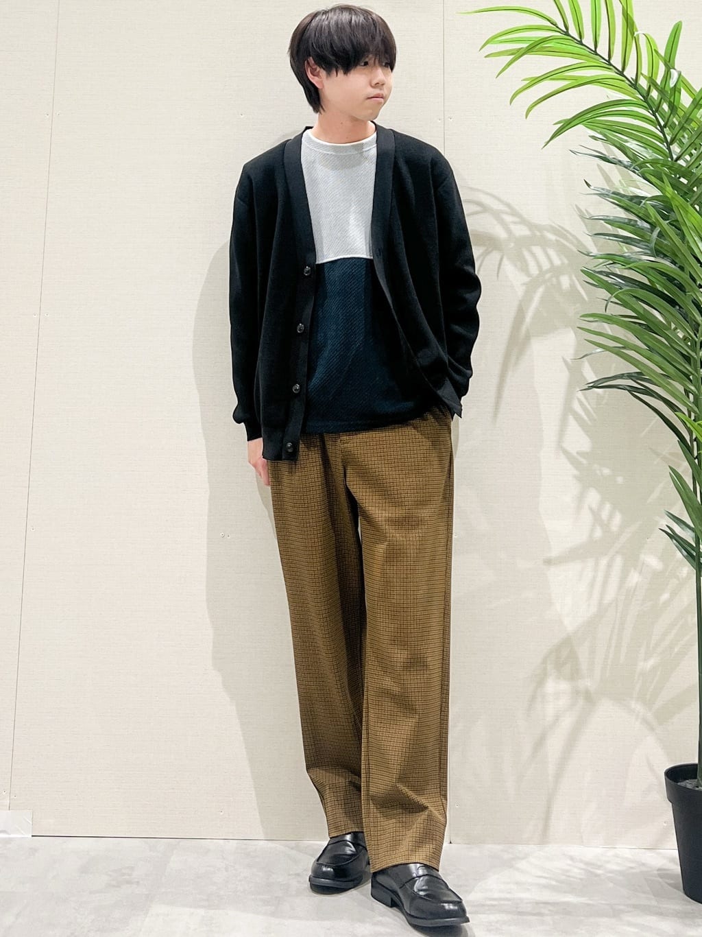 SHI-MAさんの「THE SHOP TK｜【季節の変わり目に最適】ニットカーディガン ドライタッチ／軽量」を使ったコーディネート