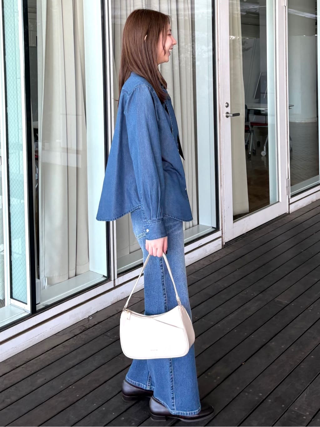 めぐさんの「OPAQUE.CLIP｜セルロース混デニムボウタイブラウス【洗濯機OK】」を使ったコーディネート
