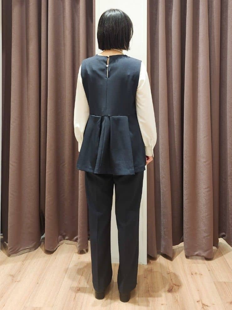さくさんの「grove｜【マシンウォッシュ/防シワ】袖ドッキングペプラムブラウス【着回しカセット】」を使ったコーディネート