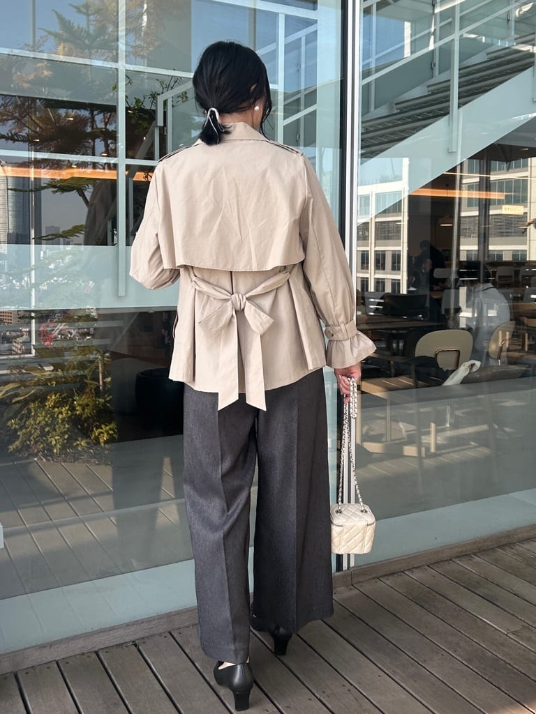 shinoさんの「Couture brooch｜【撥水・洗える】ハーフ トレンチコート」を使ったコーディネート