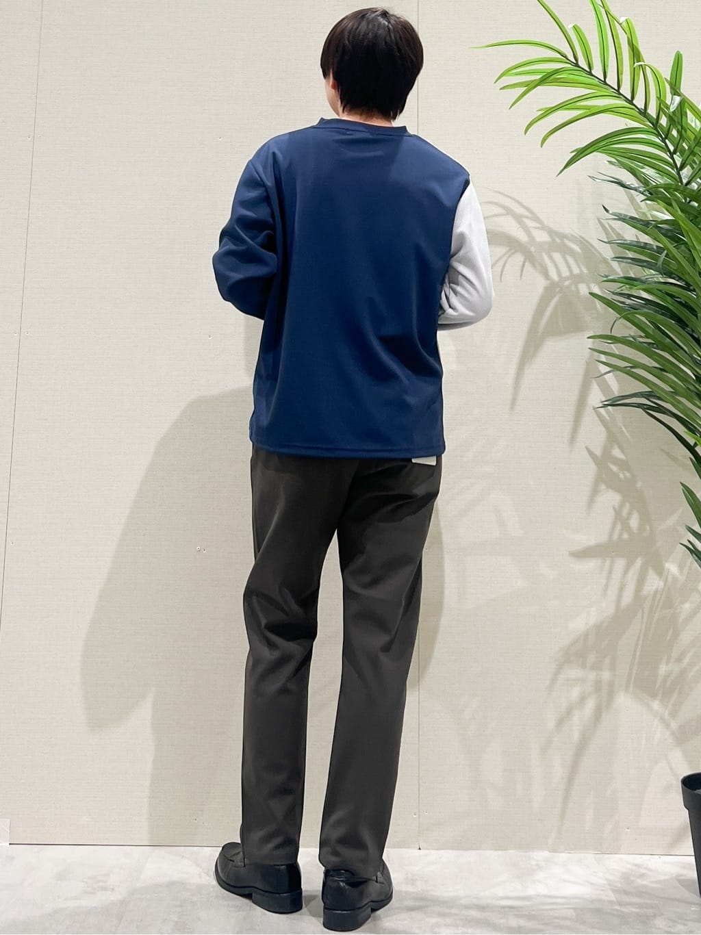 SHI-MAさんの「THE SHOP TK｜【ちょうどいいカジュアル】パネルブロッキング長袖Tシャツ」を使ったコーディネート