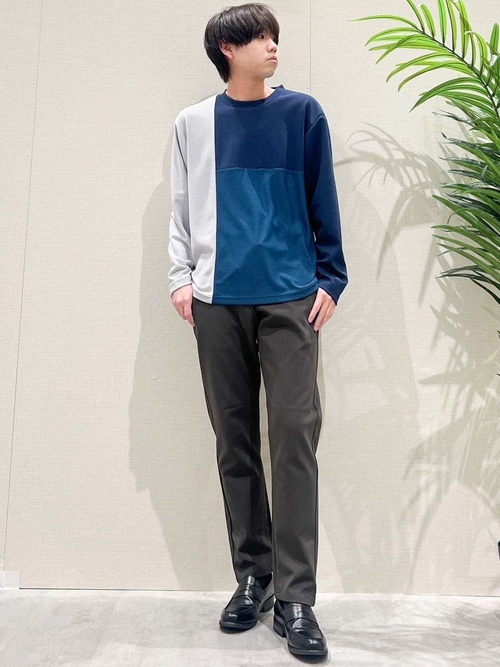 SHI-MAさんの「THE SHOP TK｜【ちょうどいいカジュアル】パネルブロッキング長袖Tシャツ」を使ったコーディネート