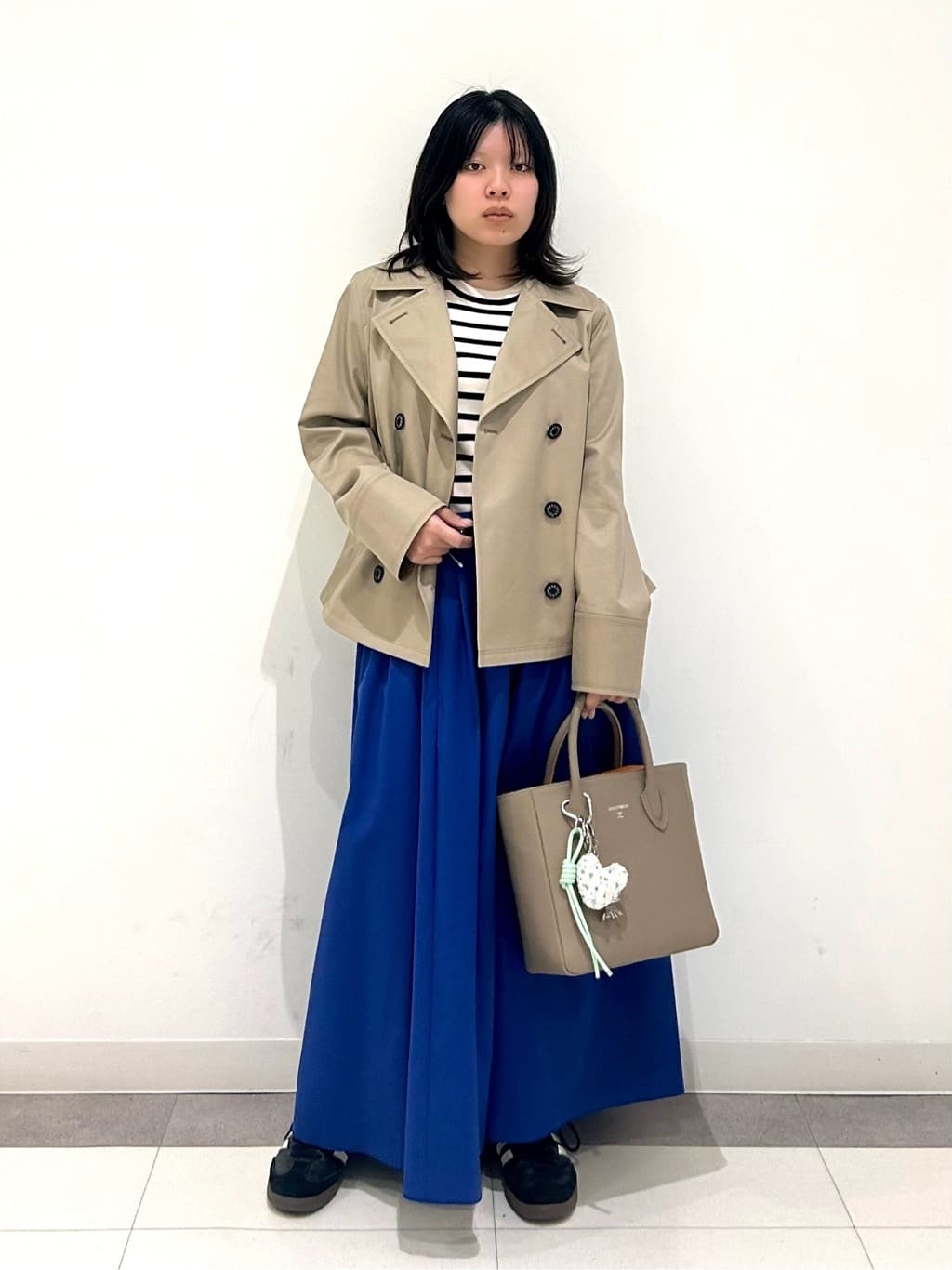 とりみさんの「DRESSTERIOR｜【ウォッシャブル/撥水素材】Aラインショートトレンチジャケット」を使ったコーディネート