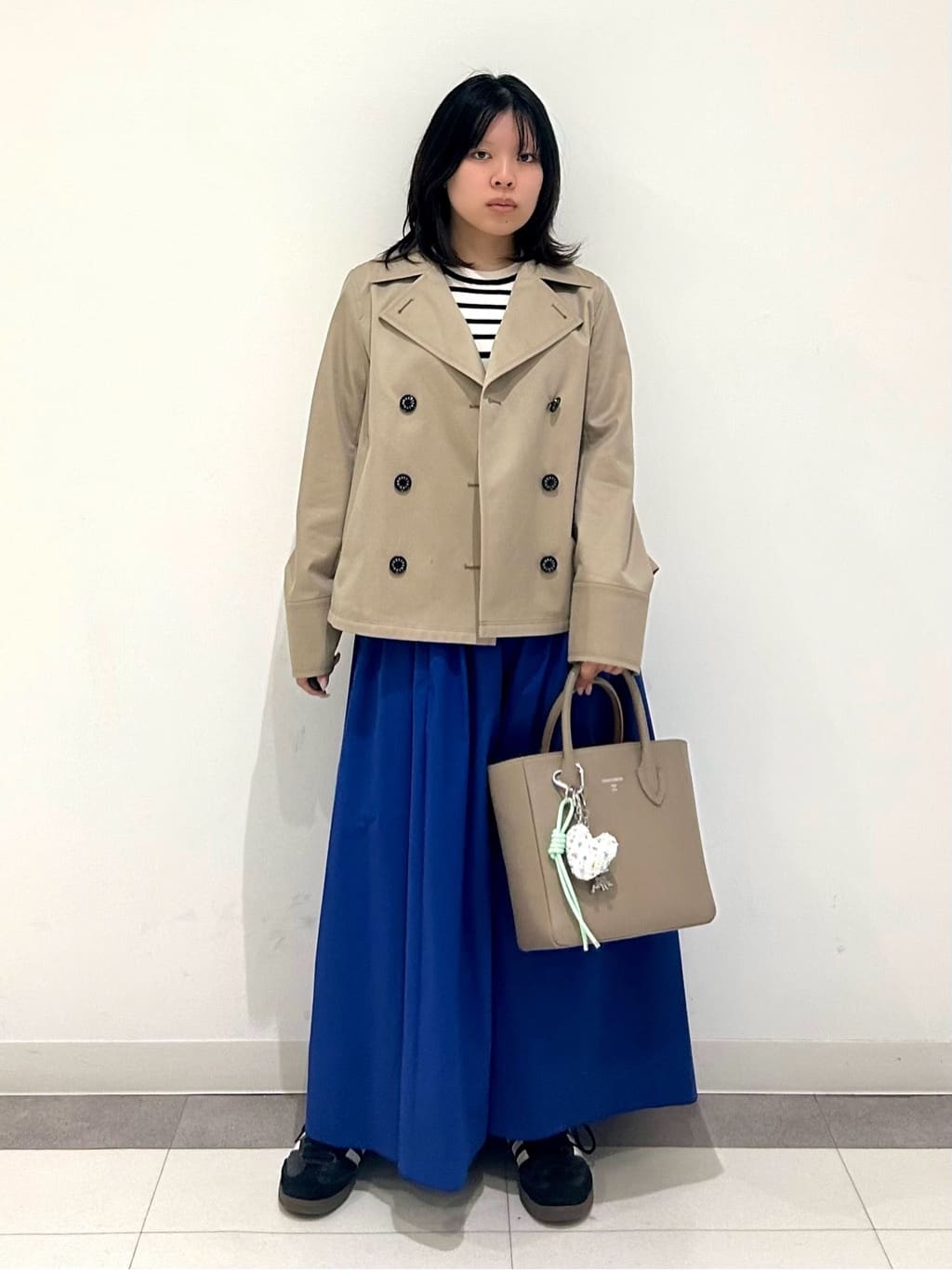 とりみさんの「DRESSTERIOR｜【ウォッシャブル/撥水素材】Aラインショートトレンチジャケット」を使ったコーディネート