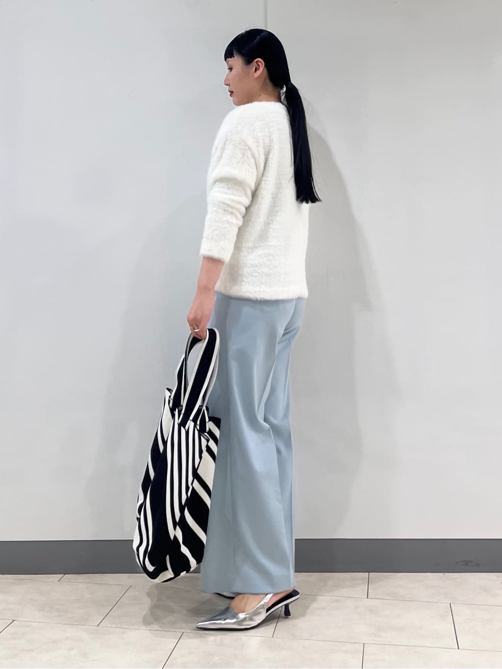 hasuさんの「INDIVI｜【名品／撥水／抗菌防臭】ショート丈リサイクルダウンコート」を使ったコーディネート