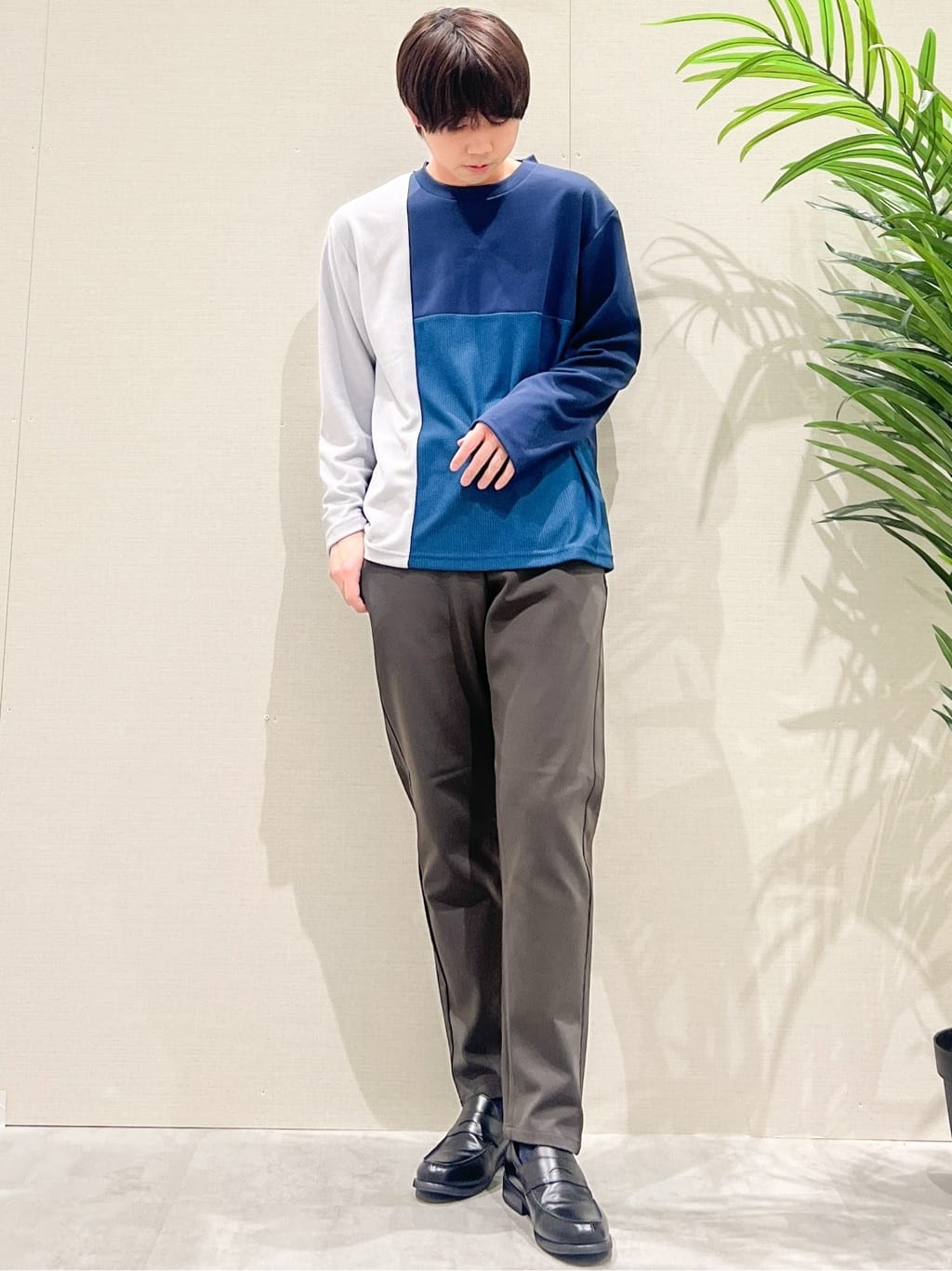 SHI-MAさんの「THE SHOP TK｜【ちょうどいいカジュアル】パネルブロッキング長袖Tシャツ」を使ったコーディネート