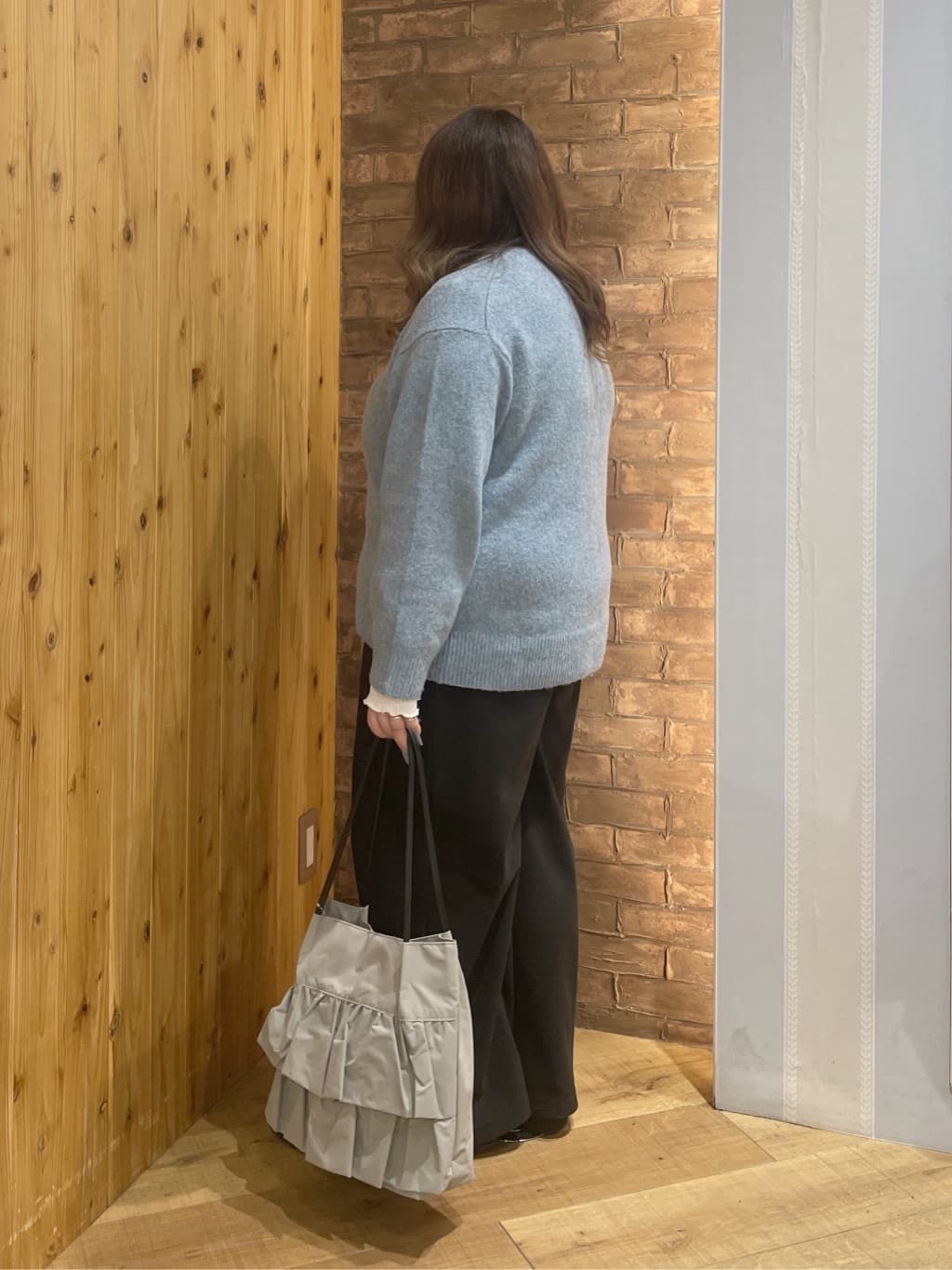 Risaさんの「SHOO･LA･RUE｜【撥水】つまみハンドルフリルトートバッグ」を使ったコーディネート