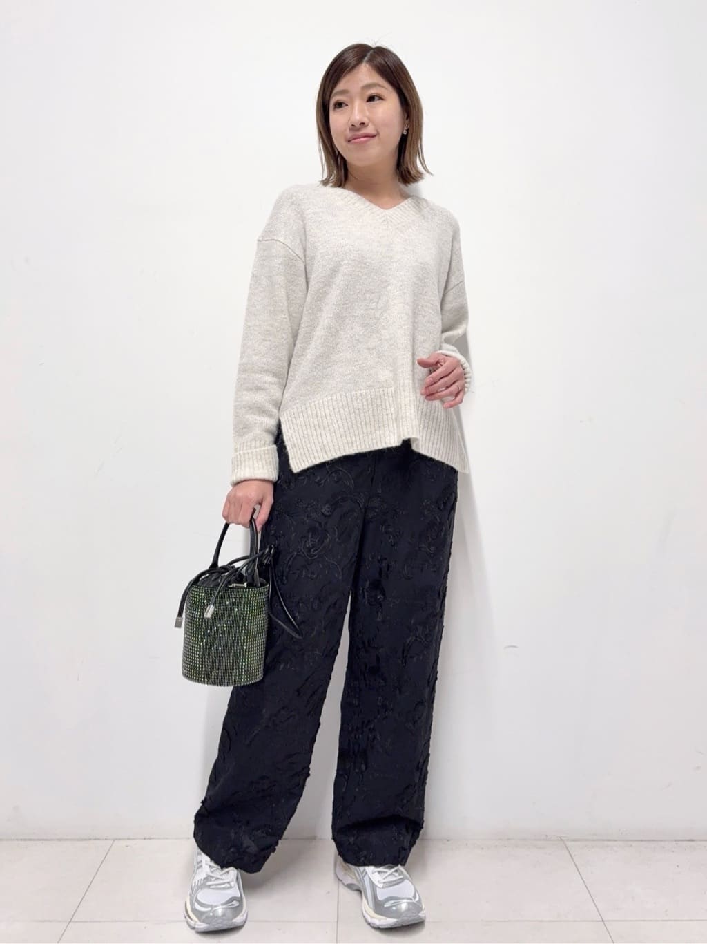 Nishijimaさんの「DRESSTERIOR｜アルパカブレンドVネックニット」を使ったコーディネート