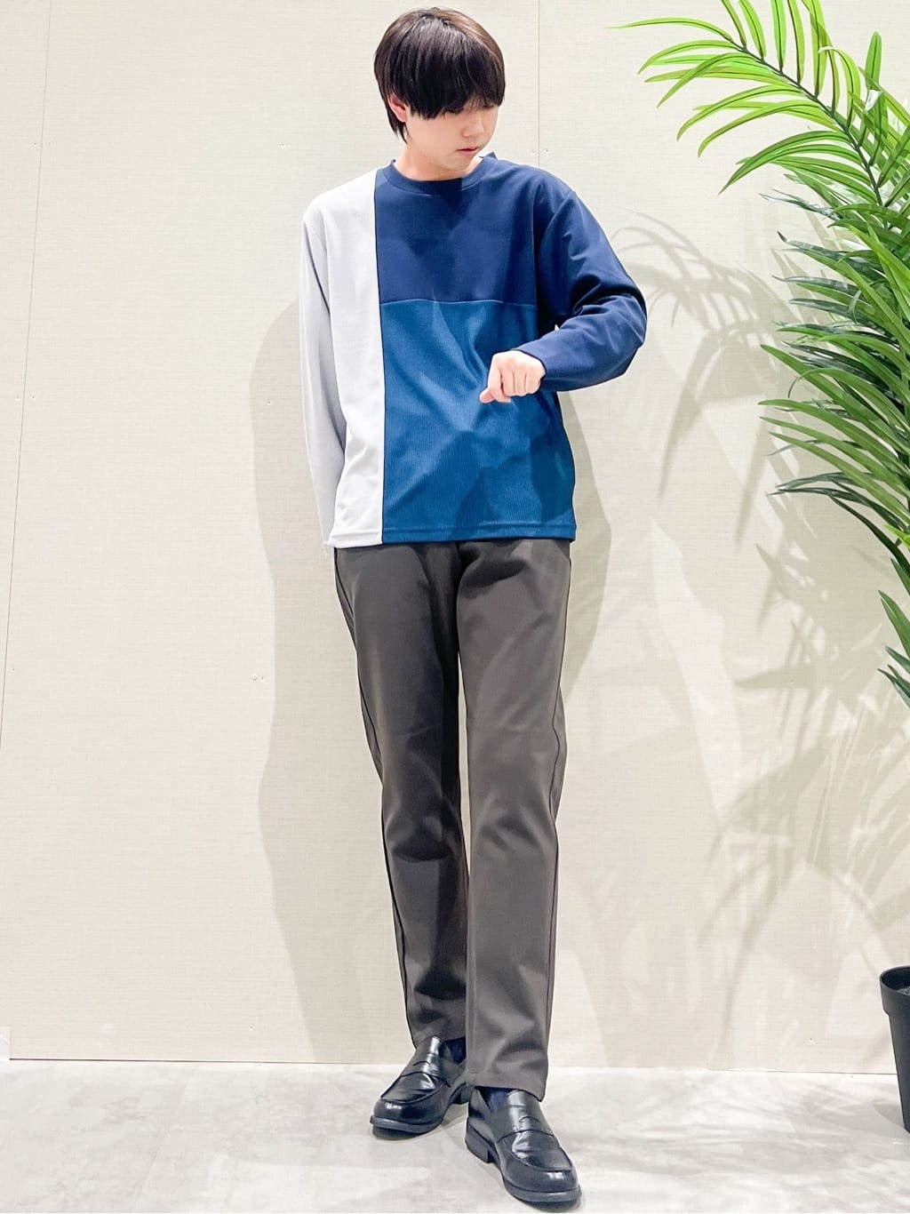 SHI-MAさんの「THE SHOP TK｜【ちょうどいいカジュアル】パネルブロッキング長袖Tシャツ」を使ったコーディネート