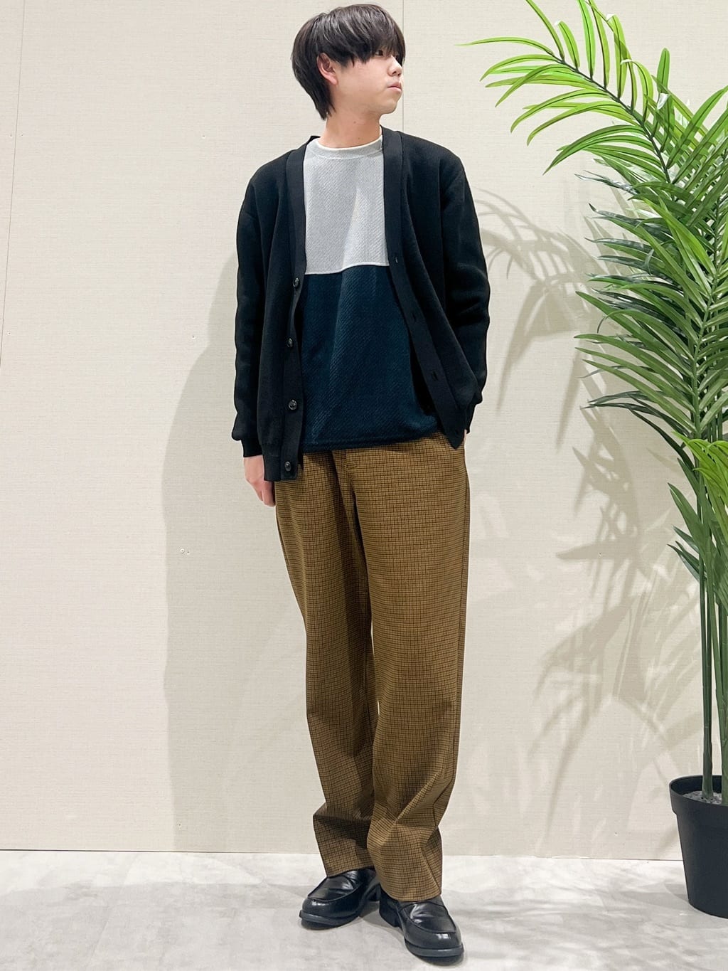 SHI-MAさんの「THE SHOP TK｜【季節の変わり目に最適】ニットカーディガン ドライタッチ／軽量」を使ったコーディネート