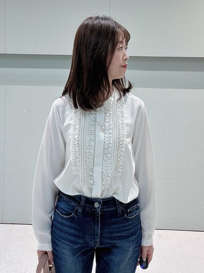 makiさんの「UNTITLED｜【1枚で着映え/オンオフ着回し】フリルサテンブラウス」を使ったコーディネート