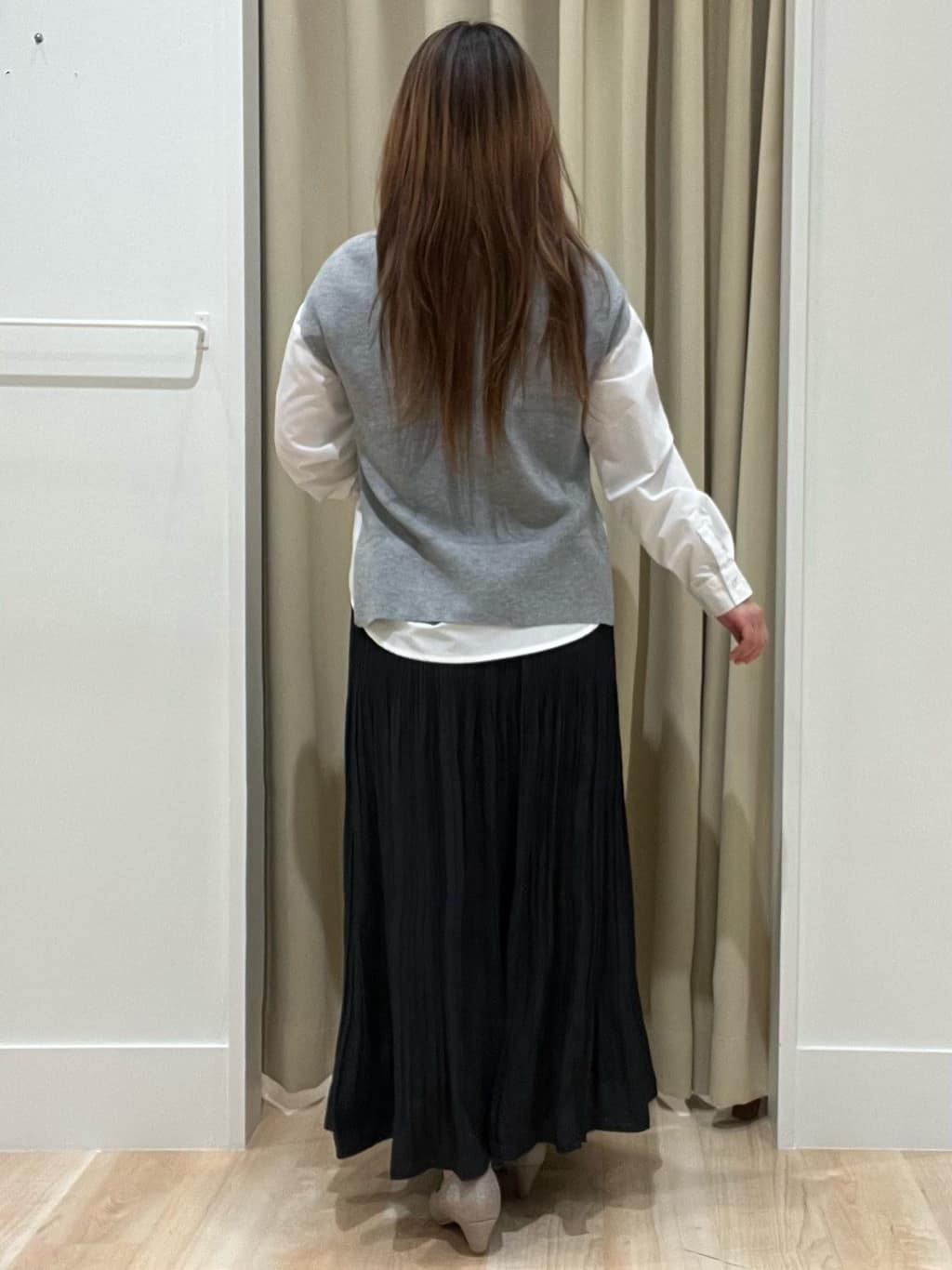 たまさんの「grove｜【2点SET】一枚でコーデが決まる！ニットベスト&times;シャツSET」を使ったコーディネート
