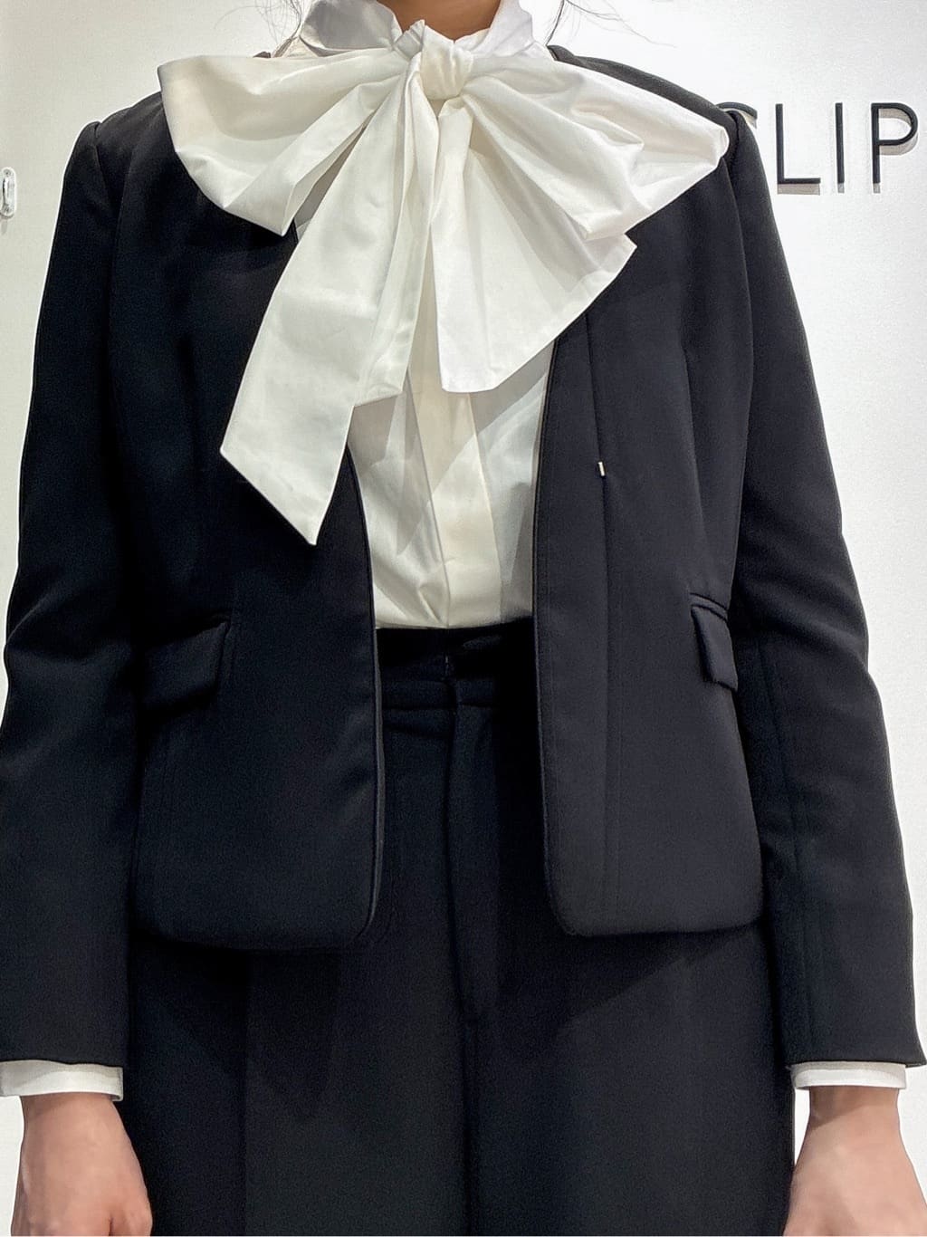 もんちゃんさんの「OPAQUE.CLIP｜《通勤／セットアップ対応》 パイピングVネックジャケット【洗濯機OK】」を使ったコーディネート
