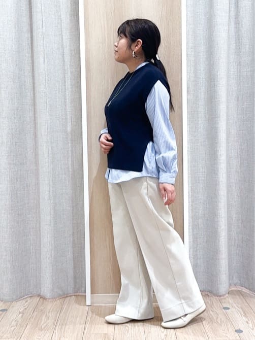 naoさんの「grove｜【2点SET】一枚でコーデが決まる！ニットベスト&times;シャツSET」を使ったコーディネート