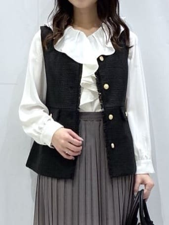 komaさんの「OPAQUE.CLIP｜ファンシーツイードペプラムジレ【洗える】」を使ったコーディネート