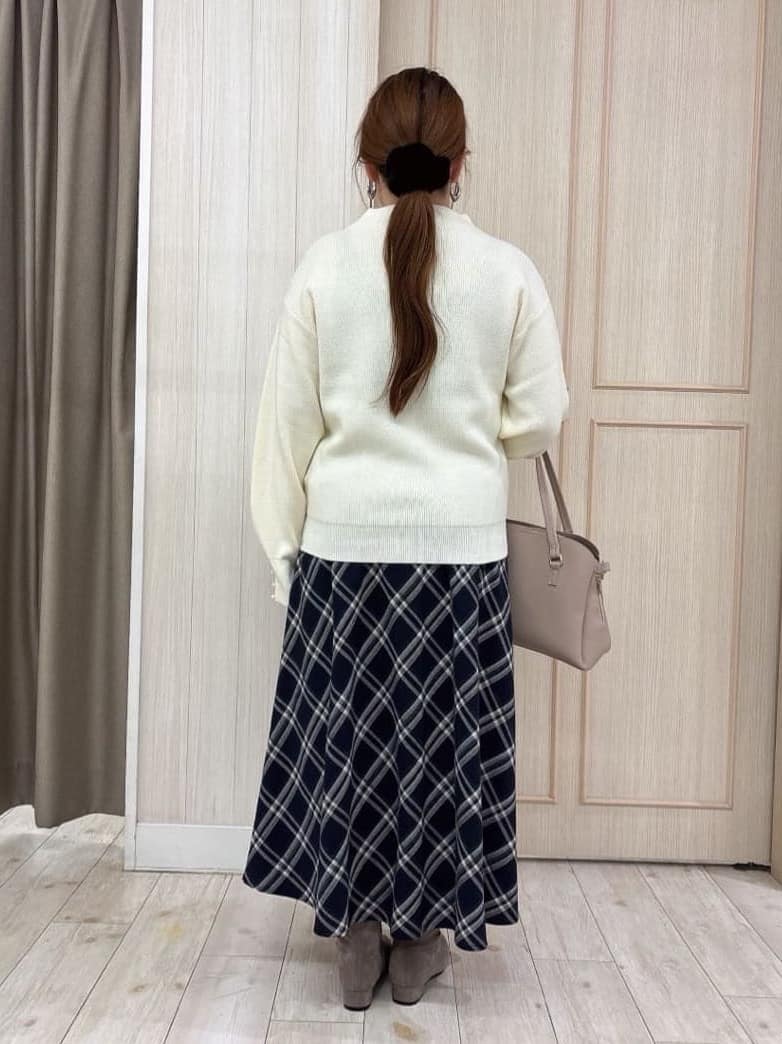 AMI55さんの「SHOO･LA･RUE｜【毛玉になりにくい/洗濯機可/S-LL】お袖パールの上品ニット」を使ったコーディネート
