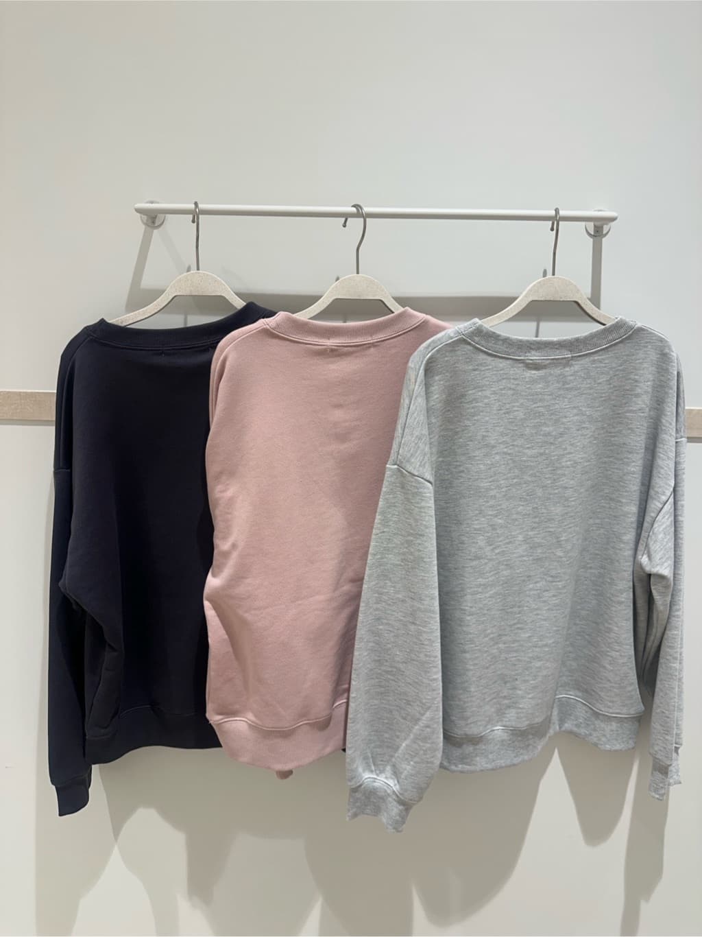 HAKUMAIさんの「SHOO･LA･RUE｜【S-LL】カジュアルすぎない大人のフォト刺繍裏毛スウェット」を使ったコーディネート