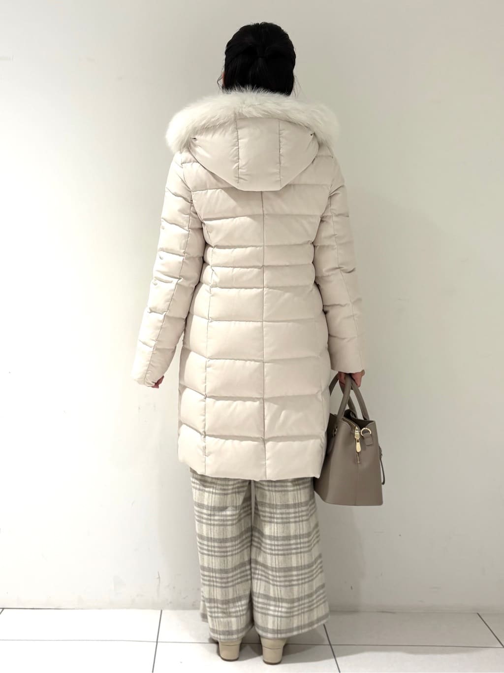 momokoさんの「INDIVI｜【名品／撥水／抗菌防臭】ロング丈リサイクルダウンコート」を使ったコーディネート