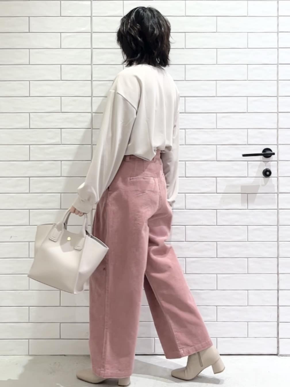 しおりさんの「OPAQUE.CLIP｜サテン使いヘンリーネックトップス【洗濯機OK】」を使ったコーディネート