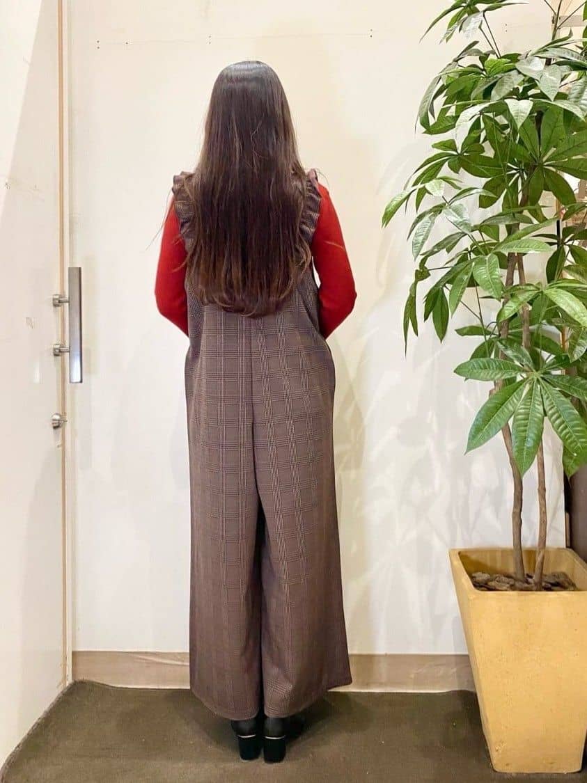 AYUMIさんの「SHOO･LA･RUE｜【あったか】大人のための チェック柄フリルサロペット」を使ったコーディネート