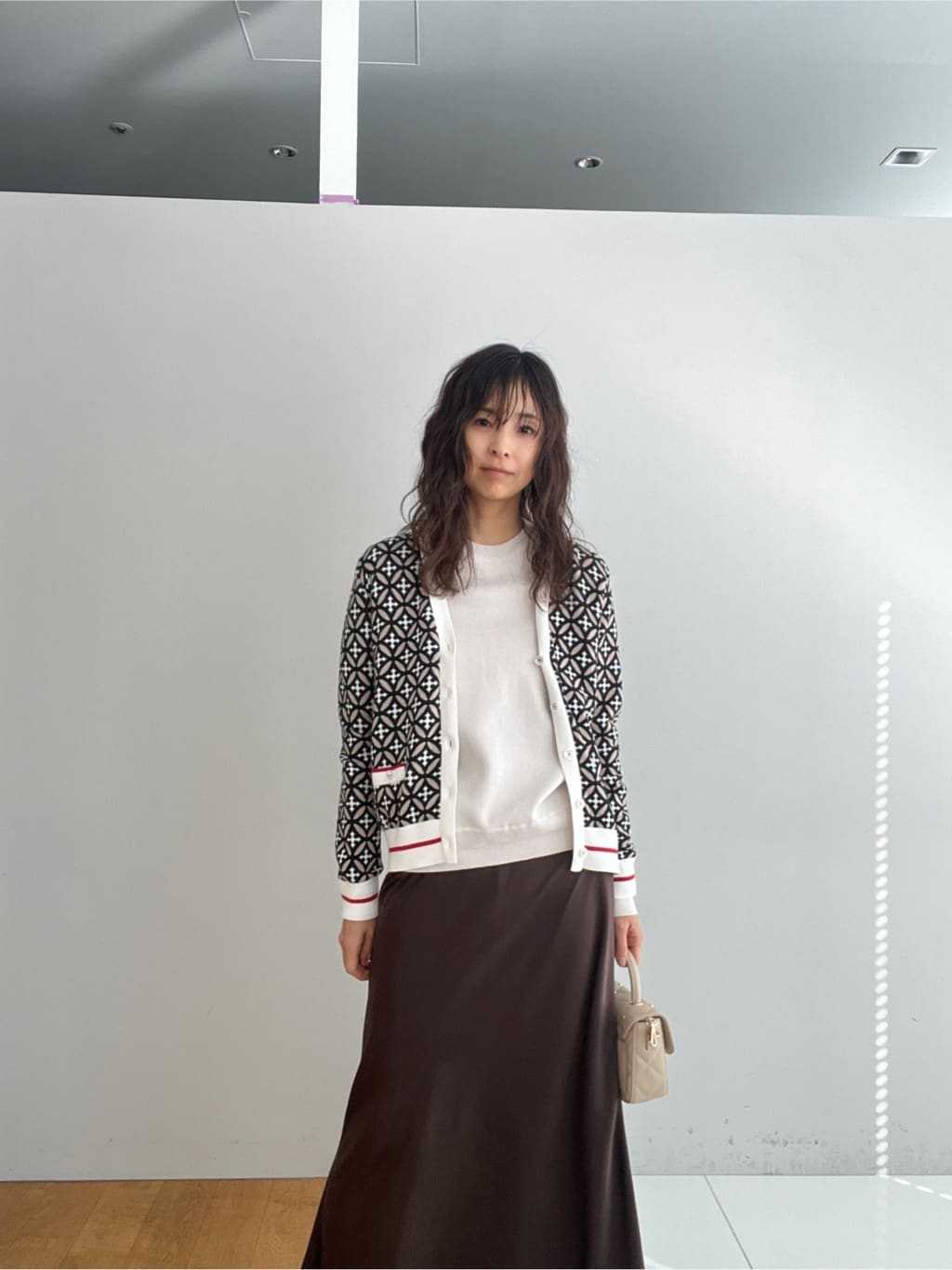 misaさんの「DRESSTERIOR｜オーバーラップサークルVネックカーディガン」を使ったコーディネート