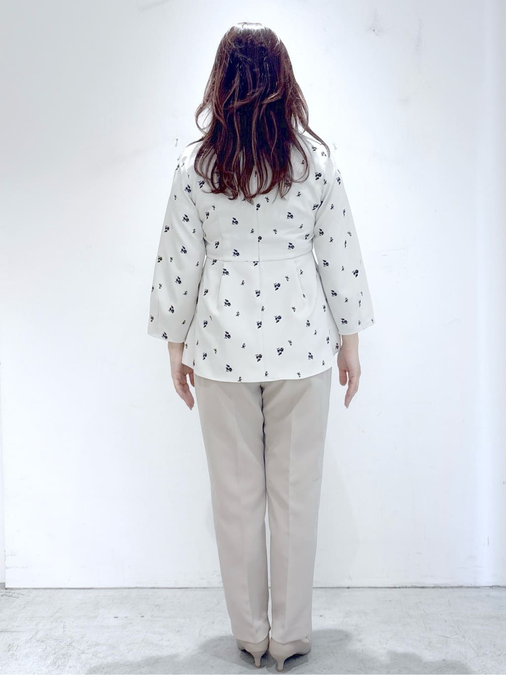 UDOさんの「OPAQUE.CLIP｜フラワー刺繍ペプラムブラウス【洗濯機OK】」を使ったコーディネート