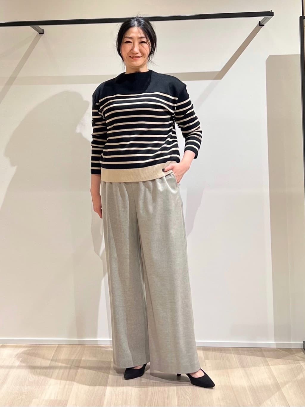 TOMOMIさんの「UNTITLED｜【きれいめリラクシー/ウエストゴム】ウールサキソニー ワイドパンツ」を使ったコーディネート