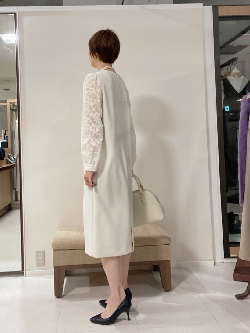 IWAMOさんの「UNTITLED｜◆【お呼ばれドレス/洗える】カットジャカードスリーブ ワンピース」を使ったコーディネート