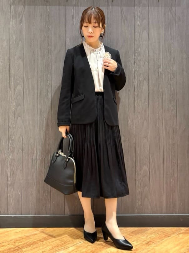 meiさんの「SHOO･LA･RUE｜【洗濯機可/セットアップ可/S-3L】きちんと楽に。カットジョーゼットノーカラージャケット」を使ったコーディネート