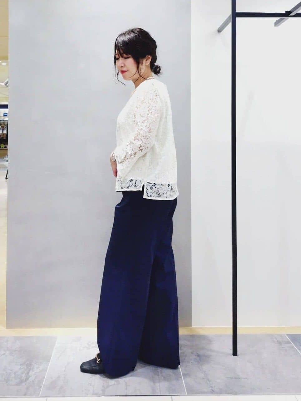 TOMOMIさんの「INDIVI｜【洗える／通勤／スーツ】メランジストレッチ ワイドパンツ」を使ったコーディネート