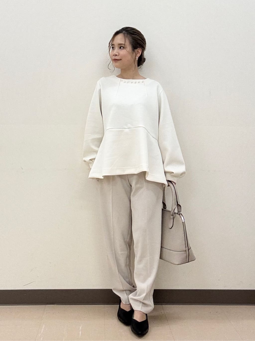 shioさんの「SHOO･LA･RUE｜【セットアップ可/S-LL/なめらかタッチ】上品見え フェイクパール付きペプラムトップス」を使ったコーディネート