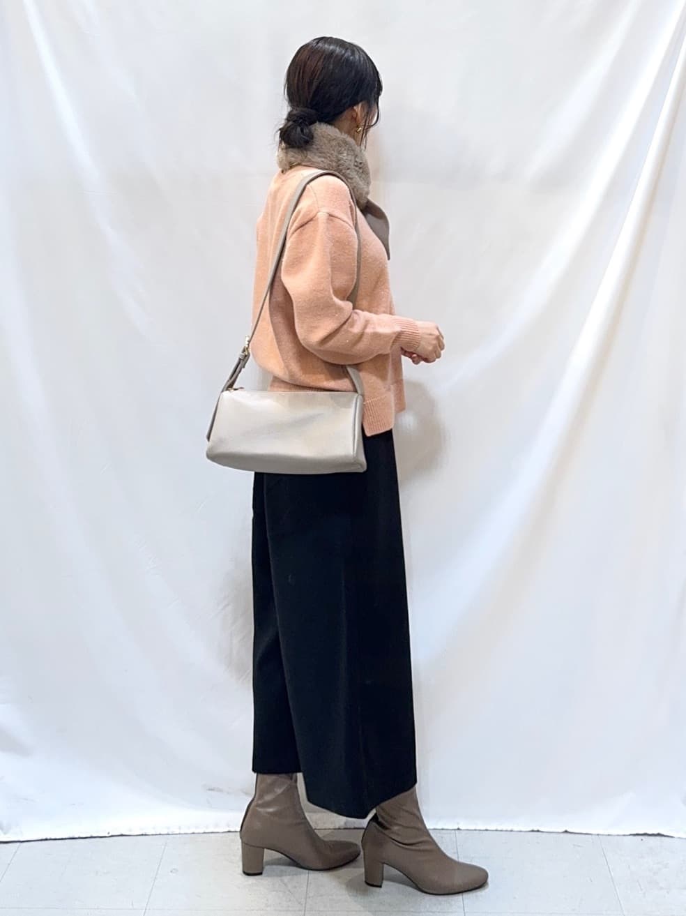 𝐇𝐢𝐫𝐨𝐦𝐢さんの「SHOO･LA･RUE｜【S-LL/洗濯機可】さりげないラメが上品　クルーネックニット」を使ったコーディネート