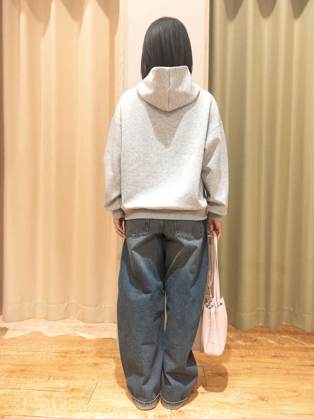 Kawa-sanさんの「SHOO･LA･RUE｜【セットアップ可/S-LL/なめらかタッチ】選べる3柄 ロゴ入りプルパーカ」を使ったコーディネート