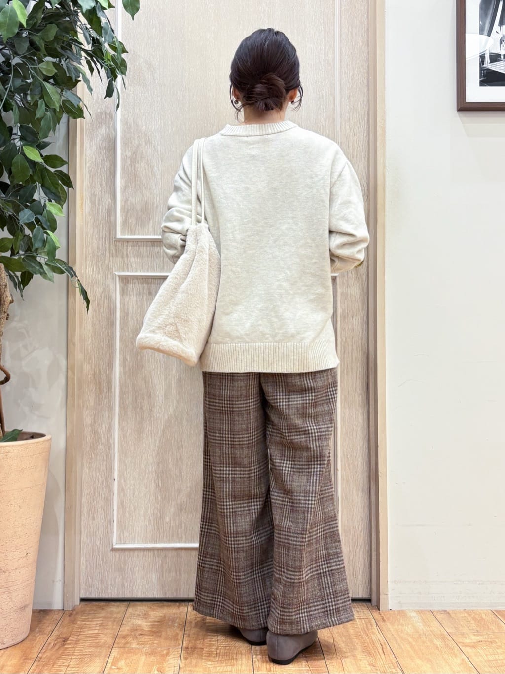 なみさんの「SHOO･LA･RUE｜【S-LL/洗濯機可】ふわふわがやみつきになる柔らかさ スウェットライクロゴニット」を使ったコーディネート