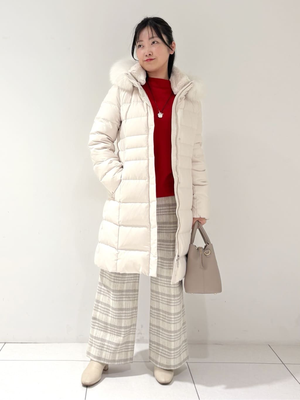 momokoさんの「INDIVI｜【名品／撥水／抗菌防臭】ロング丈リサイクルダウンコート」を使ったコーディネート