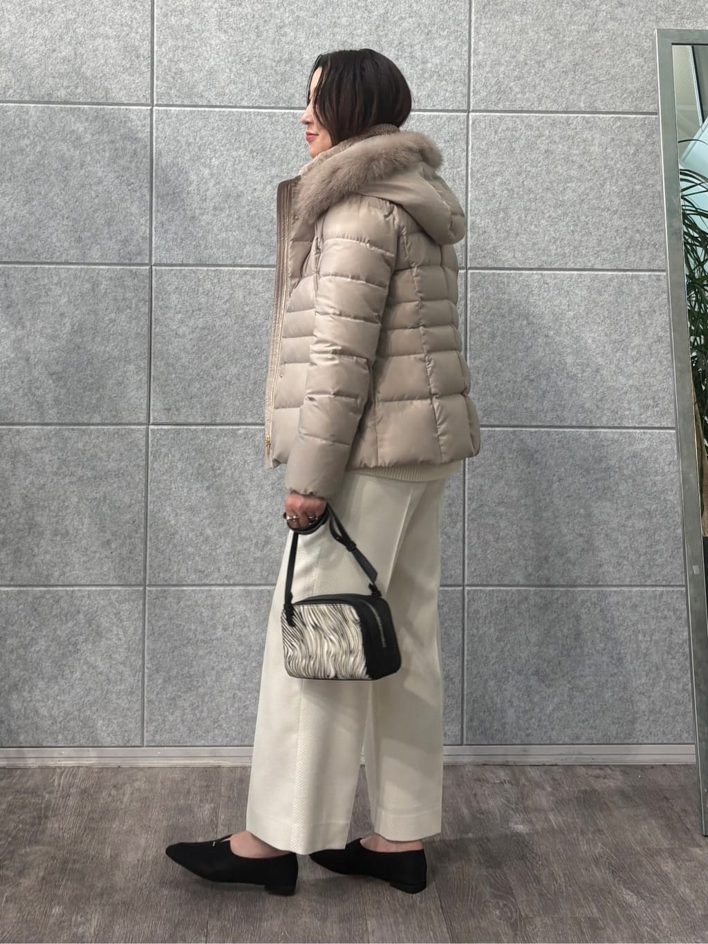 yuriさんの「INDIVI｜【名品／撥水／抗菌防臭】ショート丈リサイクルダウンコート」を使ったコーディネート