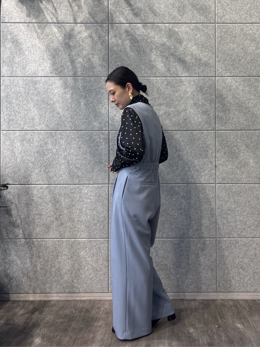 ayanoさんの「INDIVI｜【オケージョン／セレモニー／セットアップ可能】ダブルクロスサロペット」を使ったコーディネート