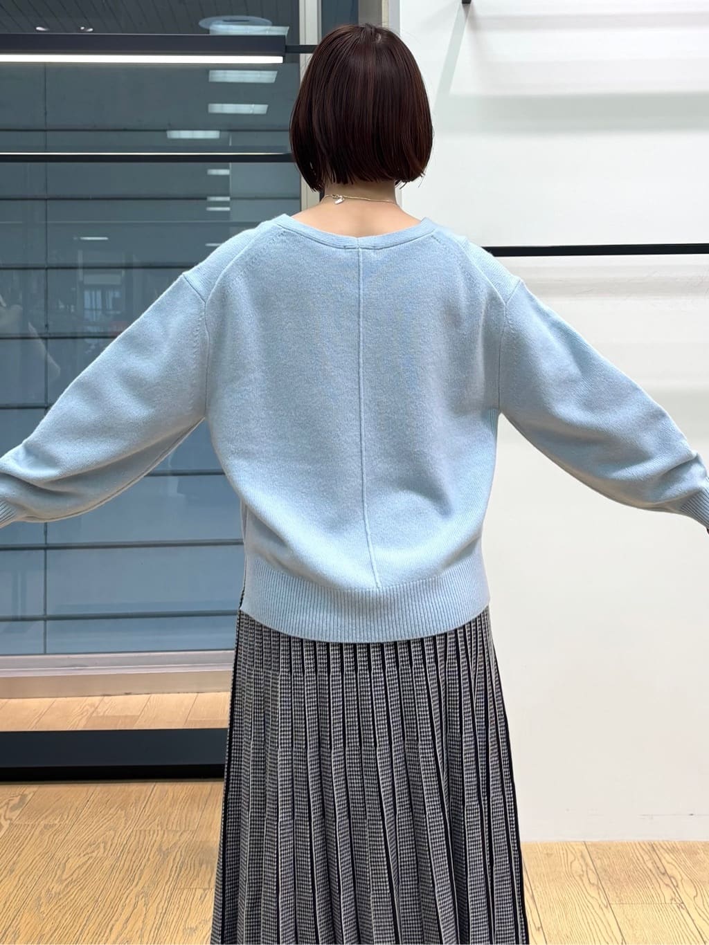 asamiさんの「INDIVI｜【洗える／カシミヤ混】ミドルゲージVネックニット」を使ったコーディネート